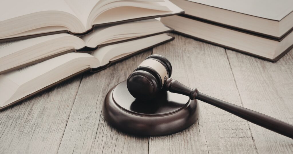 法律に沿って害獣を駆除する、裁判の様子